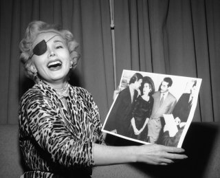 Zsa Zsa Gabor con una benda sull'occhio, conseguenza - secondo lei - di uno schiaffo ricevuto dal playboy Porfirio Rubirosa