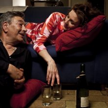 Gianni Di Gregorio in una scena del film Gianni e le donne con Valeria Cavalli