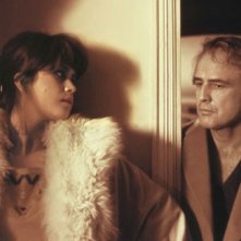 Maria Schneider accanto a Marlon Brando nel cult Ultimo tango a Parigi di Berbardo Bertolucci