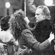 Maria Schneider e Marlon Brando nel cult Ultimo tango a Parigi di Berbardo Bertolucci