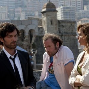 Romain Duris con Julie Ferrier e François Damiens in una scena del film Heartbreaker