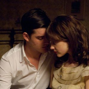 Sam Riley ed Andrea Riseborough nel film Brighton Rock