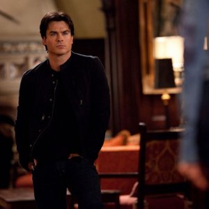Damon (Ian Somerhalder) guarda Elena in una scena dell'episodio The Descent di Vampire Diaries