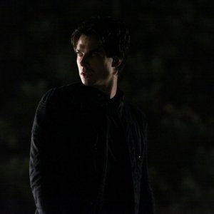 Damon (Ian Somerhalder) nel buio della notte nell'episodio The Descent di Vampire Diaries