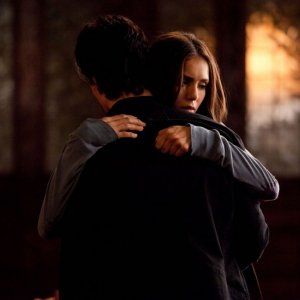 Elena (Nina Dobrev) abbraccia Damon (Ian Somerhalder) nell'episodio The Descent di Vampire Diaries