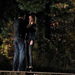 Ian Somerhalder ammalia Ahna O'Reilly in una scena dell'episodio The Descent di Vampire Diaries