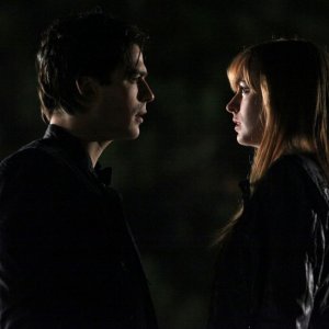 Ian Somerhalder e Ahna O'Reilly in una scena dell'episodio The Descent di Vampire Diaries