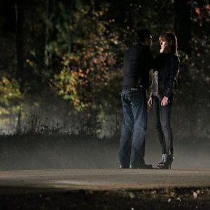 Ian Somerhalder e Ahna O'Reilly nell'episodio The Descent di Vampire Diaries