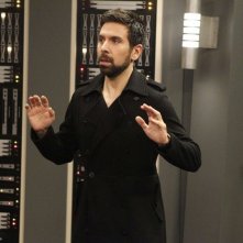 Joshua Gomez a mani alzate in un momento dell'episodio Chuck Versus the Push Mix
