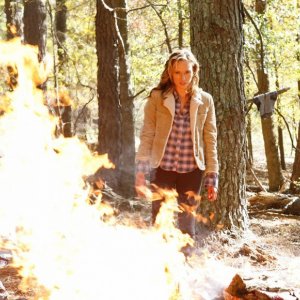 Jules (Michaela McManus) davanti a un rogo nell'episodio The Descent di Vampire Diaries