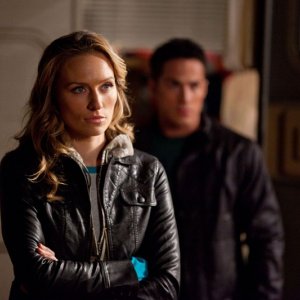 Michael Trevino alle spalle di Michaela McManus nell'episodio Daddy Issues di Vampire Diaries
