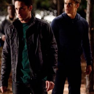 Michael Trevino con alle spalle Paul Wesley nell'episodio Daddy Issues di Vampire Diaries