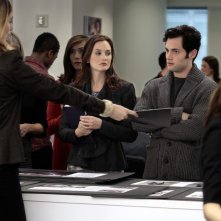 Caitlin Fitzgerald assegna i compiti a Leighton Meester e Penn Badgley in Damien Darko di Gossip Girl