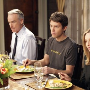 Karl (John Terry), Seth (Ryan Devlin) e Kitty (Calista Flockhart) nell'episodio Scandalized di Brothers & Sisters