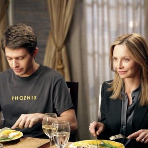 Kitty (Calista Flockhart) affianco a Seth (Ryan Devlin) nell'episodio Scandalized di Brothers & Sisters