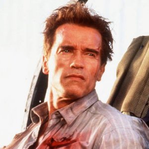 Arnold Schwarzenegger in una sequenza del film True Lies