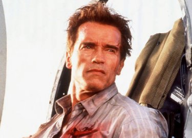 Arnold Schwarzenegger in una sequenza del film True Lies