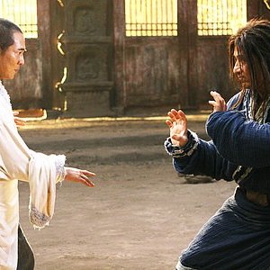 Jet Li e Jackie Chan in una scena del film The Forbidden Kingdom