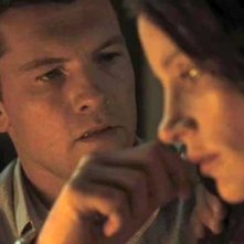 Sam Worthington con Jessica Chastain in un'immagine del film Il debito