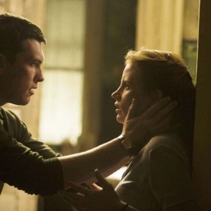Sam Worthington con Jessica Chastain nel film Il debito
