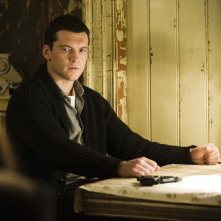 Sam Worthington nel film Il debito