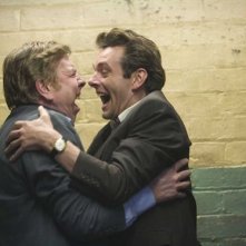 Timothy Spall e Michael Sheen in una scena del film Il maledetto United