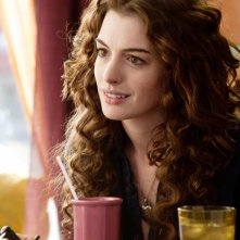 Anne Hathaway nel film Amore ed altre droghe