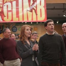 Anne Heche ed Ed Helms in una scena nel film Cedar Rapids