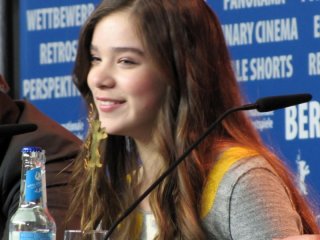 Berlinale 2011: una sorridente Hailee Steinfeld presenta Il Grinta in conferenza stampa