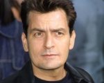 Charlie Sheen offre sostegno monetario alla crew di Due Uomini e mezzo