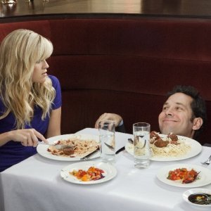 Reese Witherspoon e Paul Rudd in una divertente immagine della commedia Come lo sai