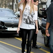 Avril Lavigne firma autografi quando esce dalla stazione radio francese NRJ