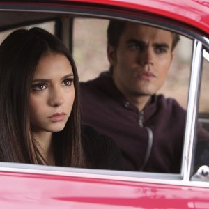 Nina Dobrev e Paul Wesley in auto nell'episodio Crying Wolf di Vampire Diaries