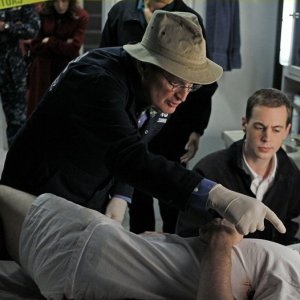 David McCallum e Sean Murray nell'episodio A Man Walks Into a Bar... di NCIS