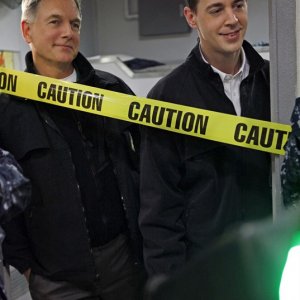 Mark Harmon e Sean Murray sul set dell'episodio A Man Walks Into a Bar... di NCIS