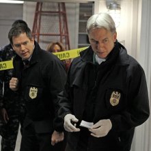 Michael Weatherly e Mark Harmon sulla scena del crimine nell'episodio A Man Walks Into a Bar... di NCIS