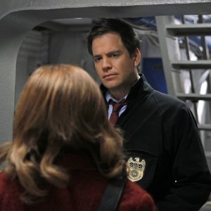 Michael Weatherly in una scena dell'episodio A Man Walks Into a Bar... di NCIS