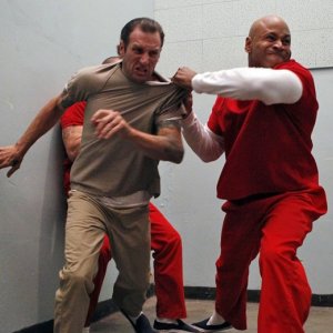 Sam Hanna (LL Cool J) in una scena movimentata dell'episodio Lockup di NCIS: Los Angeles