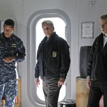 Scott Lawrence, Mark Harmon e Sean Murray nell'episodio A Man Walks Into a Bar... di NCIS