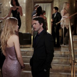 Serena (Blake Lively) e Rufus (Matthew Settle) nell'episodio Panic Roommate di Gossip Girl
