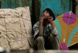 Una immagine del film The Kite (Patang, 2010)