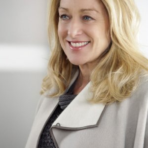 Holly (Patricia Wettig) nell'episodio Thanks For The Memories di Brothers & Sisters