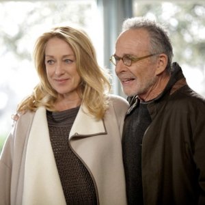 Patricia Wettig e Ron Rifkin nell'episodio Thanks For The Memories di Brothers & Sisters