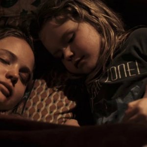 Ashlee Thompson con Jennifer Lawrence in una scena di Winter's Bone