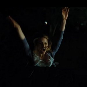 Dianna Agron nella scena della caduta nel film Sono il numero quattro