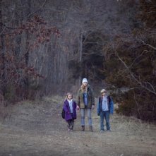 Jennifer Lawrence tra Ashlee Thompson e Isaiah Stone in una sequenza di Winter's Bone