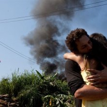 Tomer Sisley abbraccia Mamee Napakpapha Nakprasitte nel film Largo Winch 2