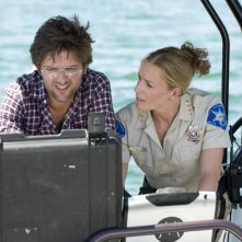 Adam Scott ed Elisabeth Shue in una scena del film Piranha 3D