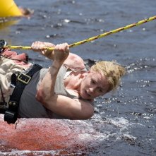Elisabeth Shue in una scena del film Piranha 3D