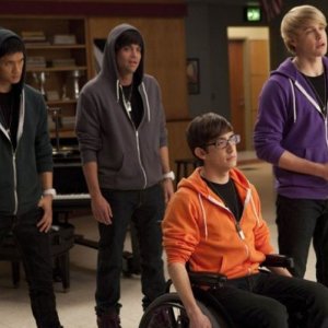 Harry Shum jr., Mark Salling, Kevin McHale e Chord Overstreet in una scena dell'episodio Comeback di Glee